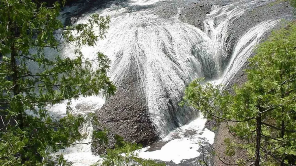 ATTRACTIONS-PICTURE-BLACK-RIVER-WATERFALLS